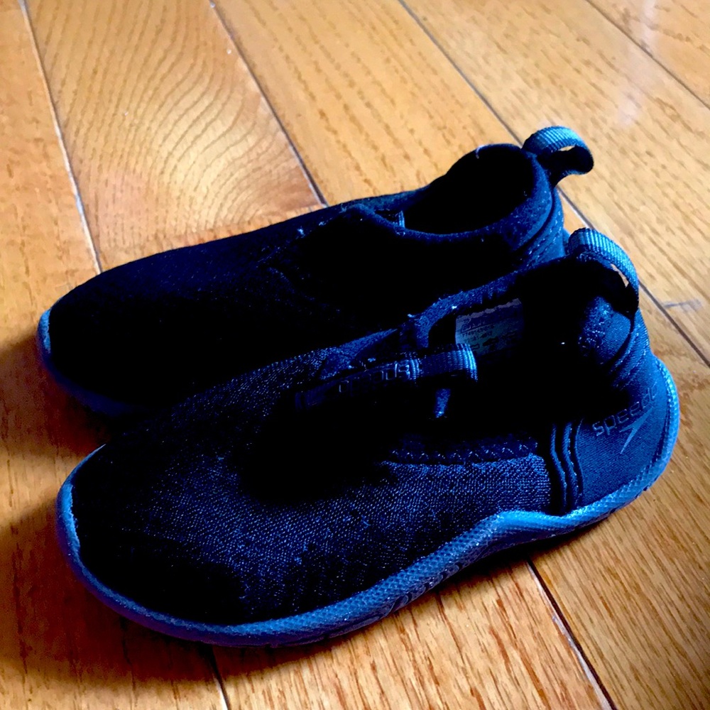 Speedo water shoes size 6/7